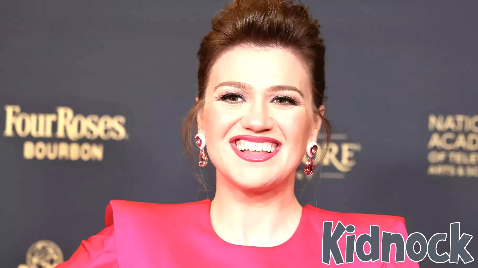 Kelly Clarkson Shares Witty Take on Co-Parenting Challenges